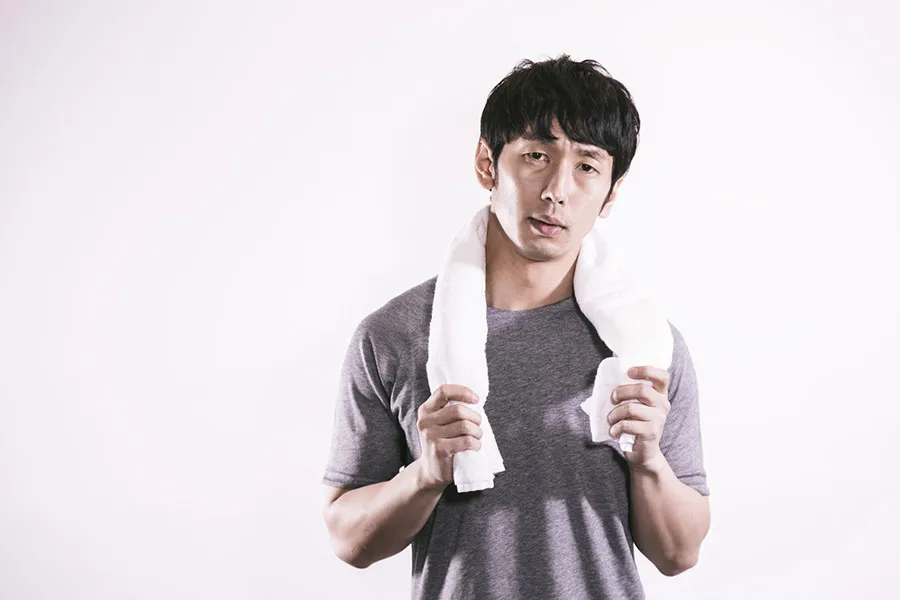 首にタオルをかけた男性