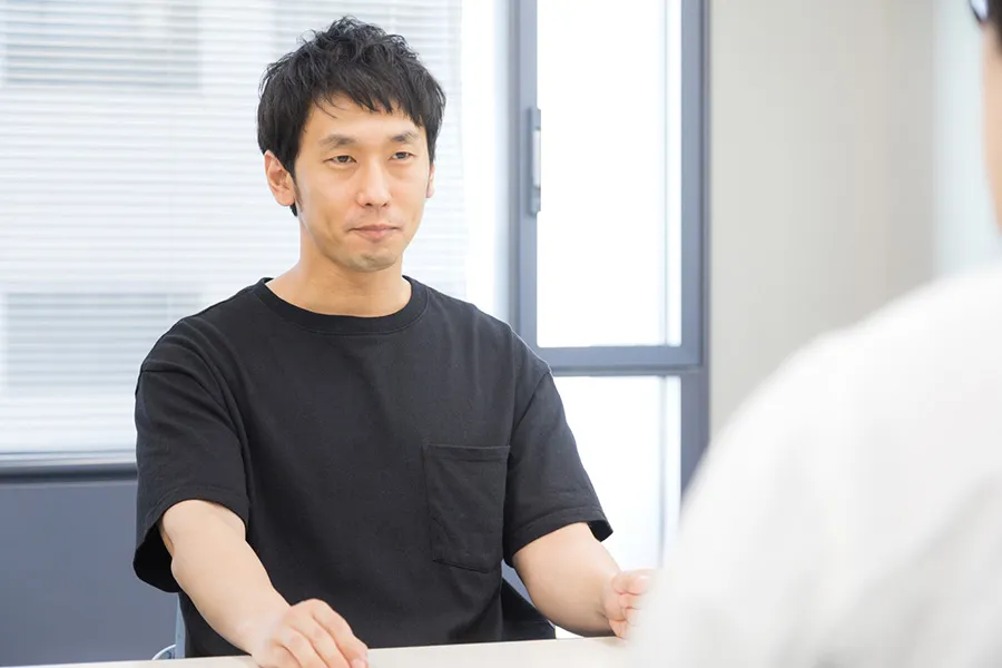 面談をする男性
