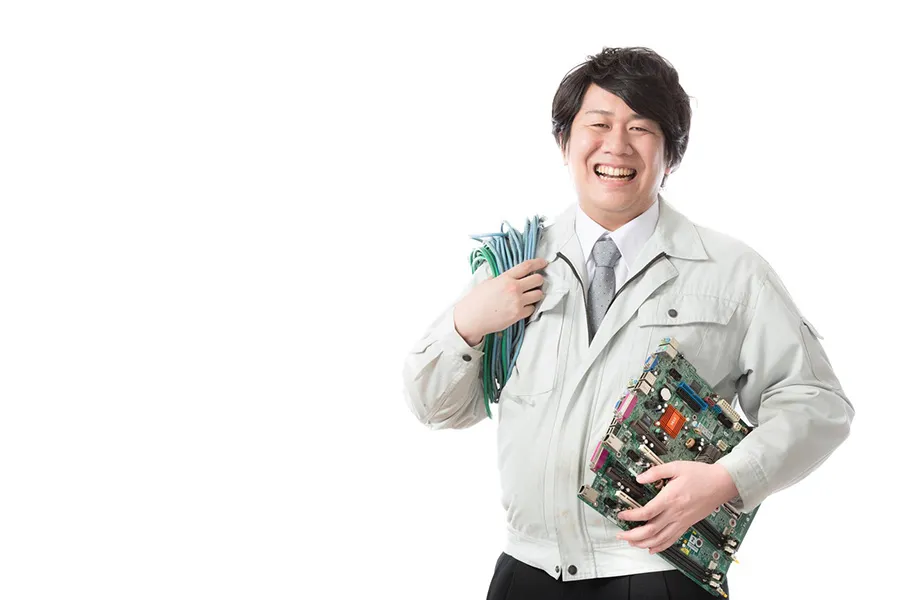 電子基板を持った作業着の男性