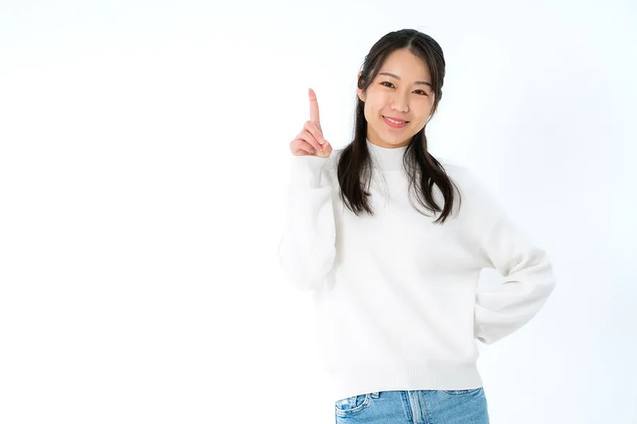 人差し指を立てる女性