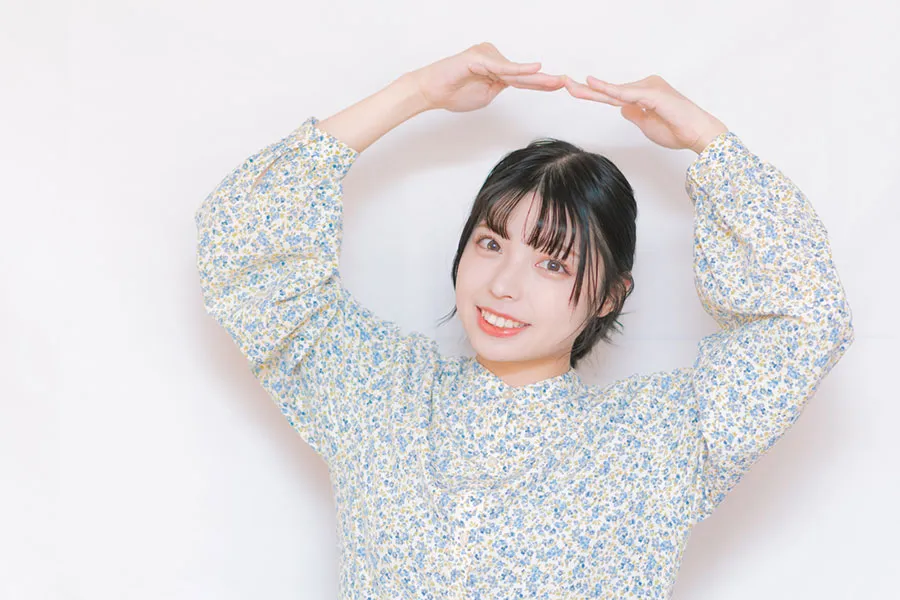 両手で丸を作る女性