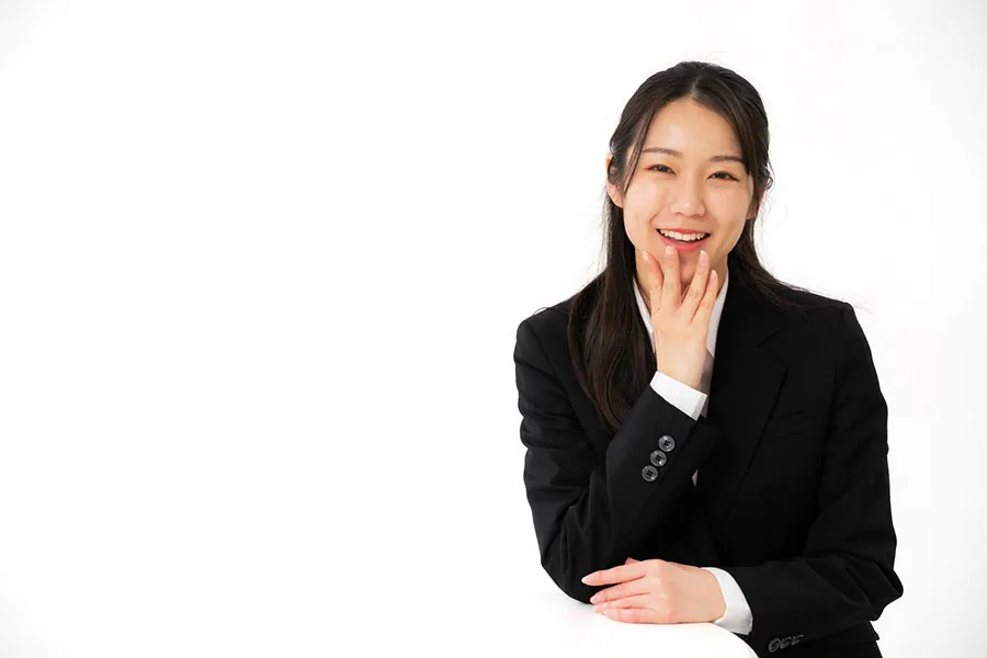 微笑むスーツを着た女性