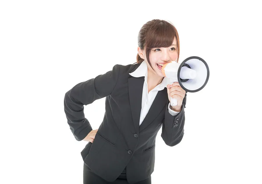 拡声器をでしゃべる女性