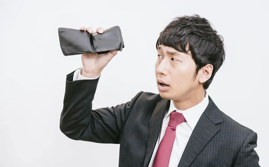 財布が空っぽなスーツの男性