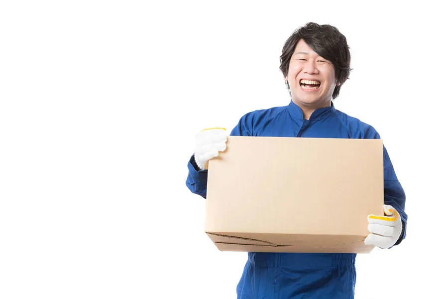 ダンボールを持った笑顔の男性