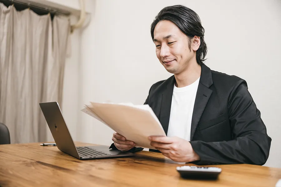 書類を確認する男性