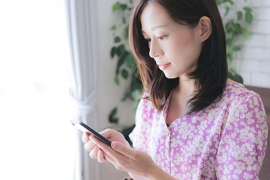 スマートフォンを確認する女性