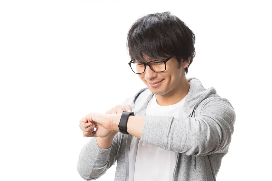 腕時計を確認する男性