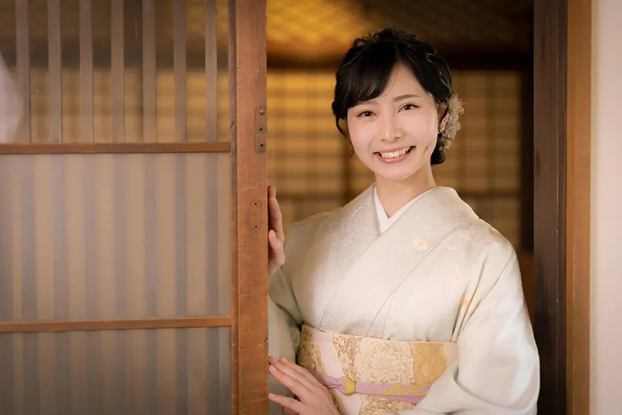 着物を着た笑顔の女性