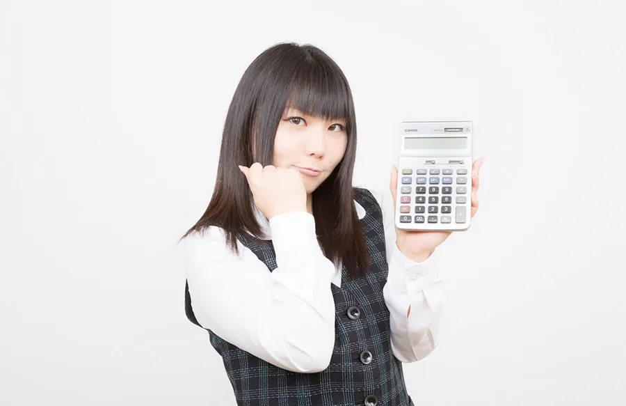 電卓を持った女性